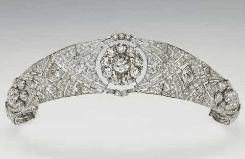 Queen Mary's Bandeau Tiara was created from a brooch that Queen Mary received for her marriage by the county of Lincoln.