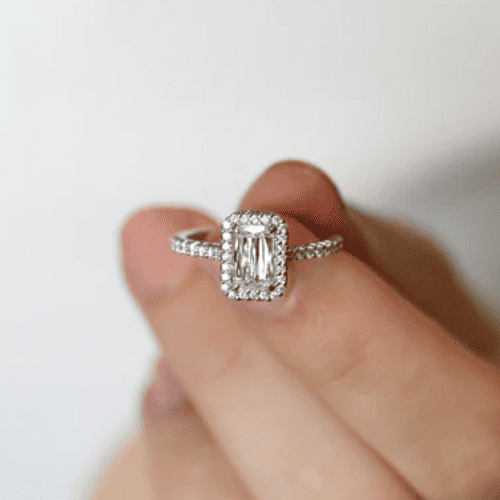 closed up image of an solitaire diamond ring